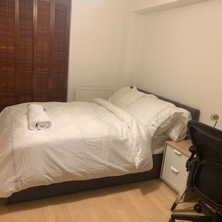 Lovely Room, Free Parking In Private Gated Place Londres Exterior foto