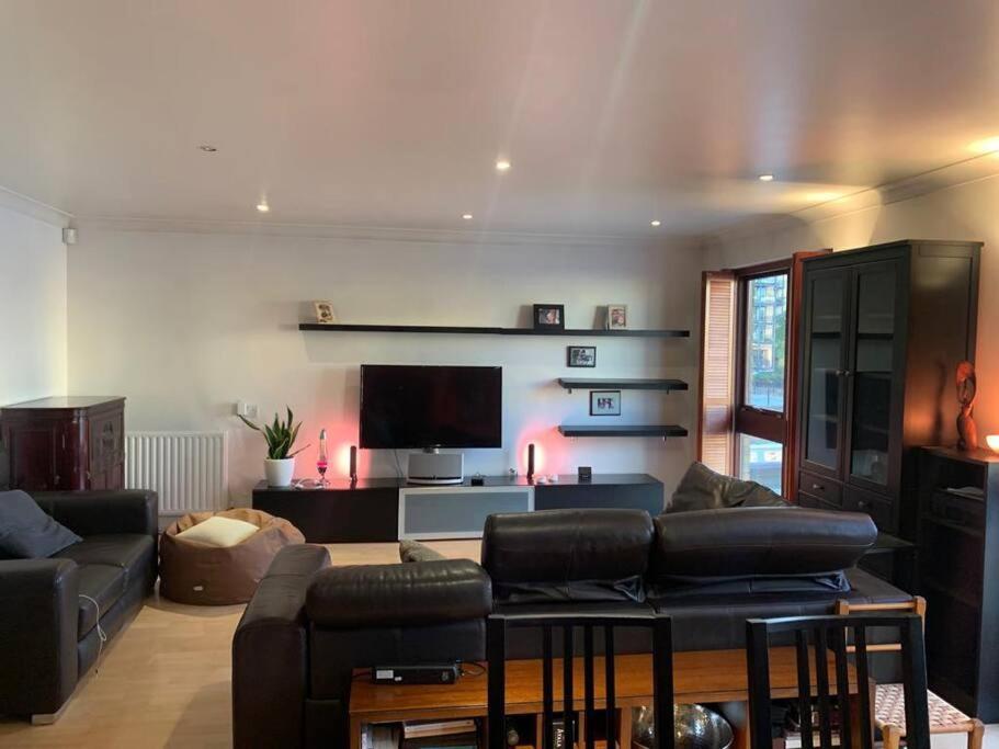 Lovely Room, Free Parking In Private Gated Place Londres Exterior foto
